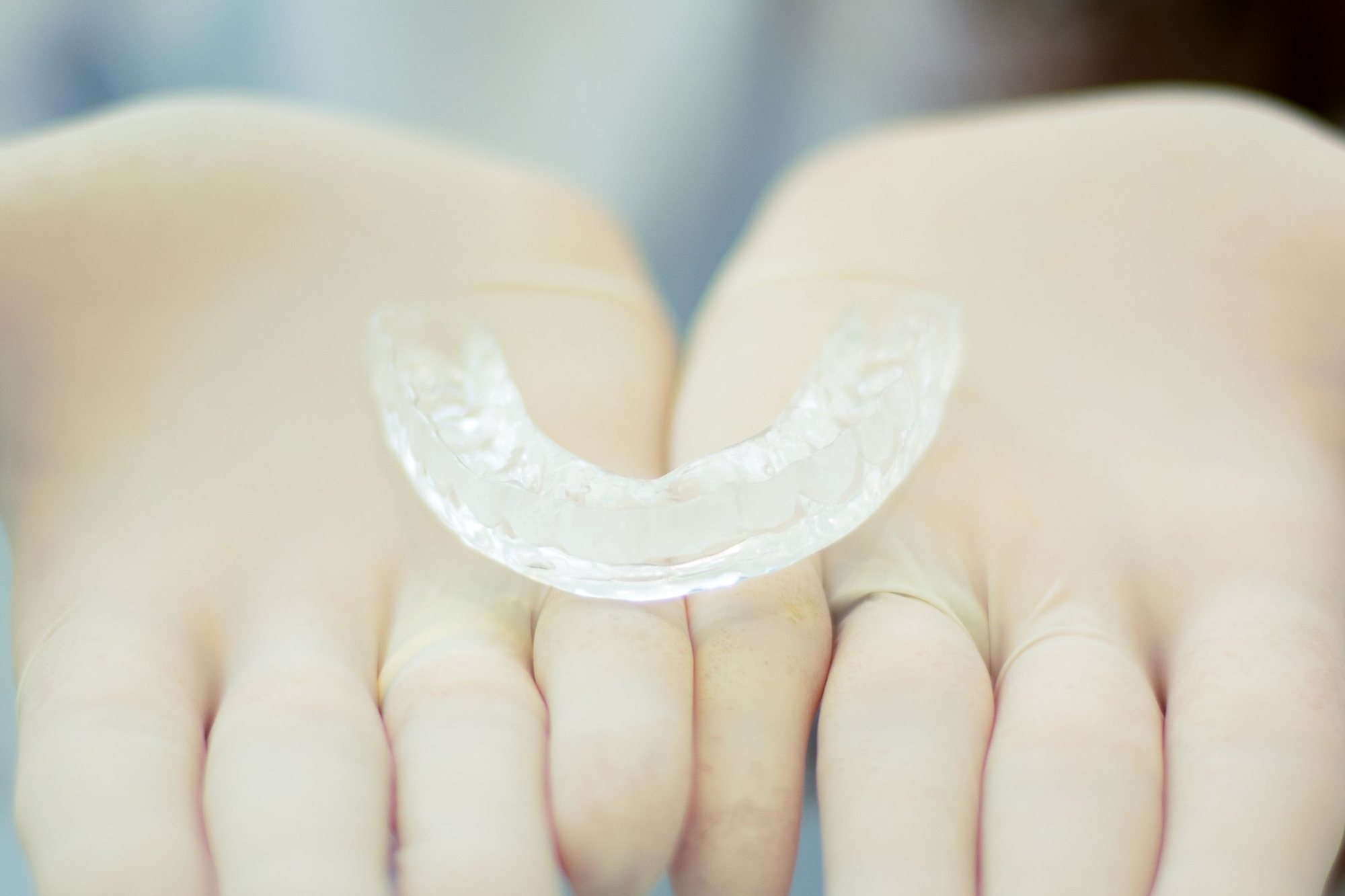 Gutieră transparentă de protecție, ținută în palme