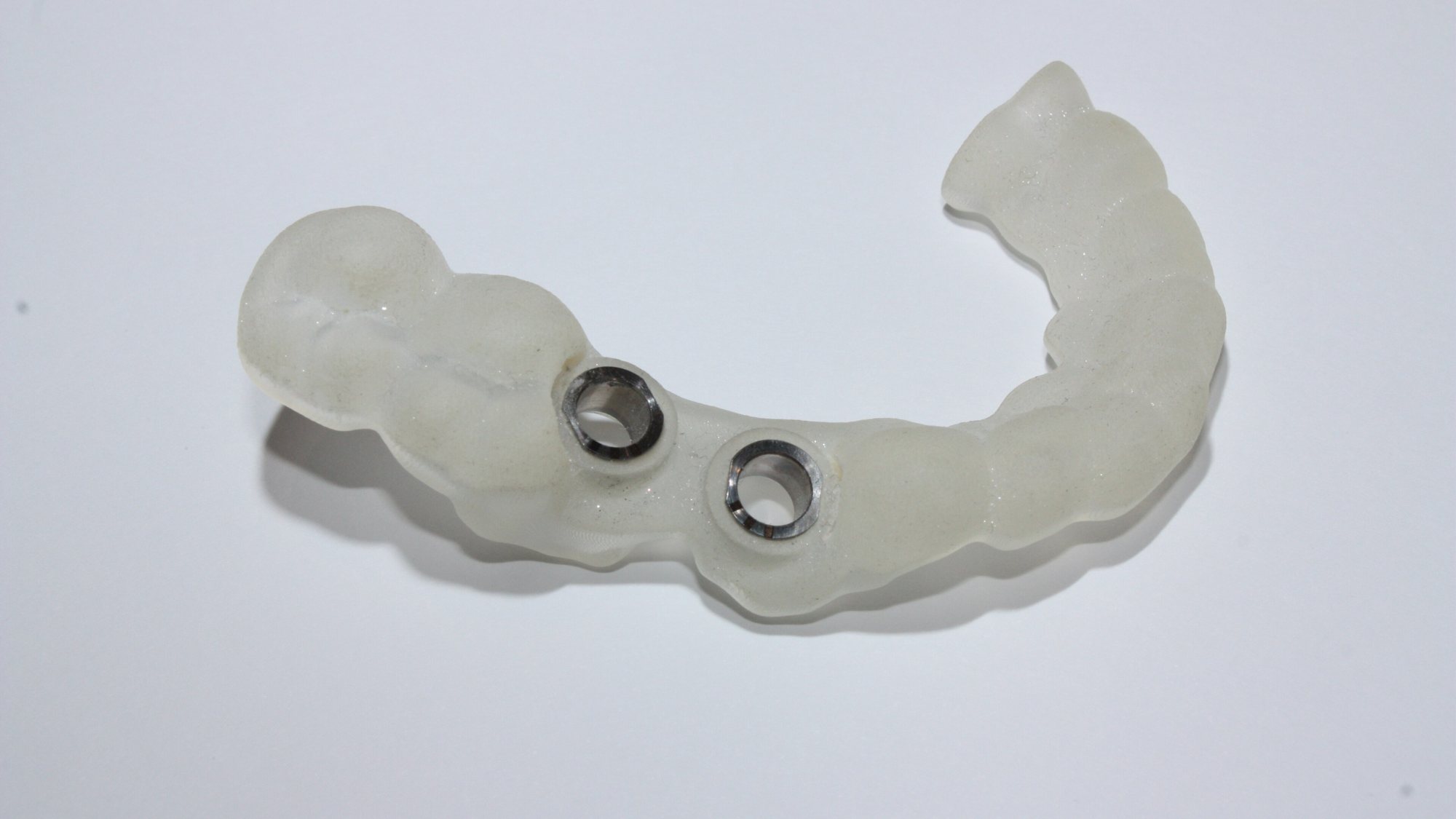 Ghid chirurgical transparent cu două manșoane metalice pentru inserarea a două implanturi